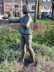 838782 Afbeelding van het bronzen beeldje 'Jongen met duif in de hand' uit 1973, op het Kerkplein te Harmelen (gemeente ...
